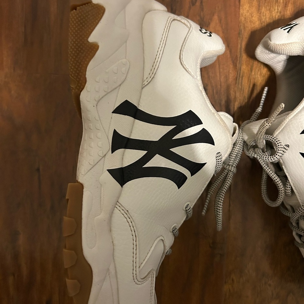 New York Yankees Women’s Size 8 Sneakers With NY Logo Baseball Sports MLB - Picture 2 of 7